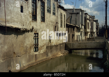 Barada-Fluss, der durch alte Stadt Damaskus Syrien Naher Osten Stockfoto