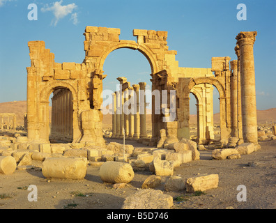 Die monumentale Bogen am alten Graeco-Römischen Stadt Palmyra, UNESCO-Weltkulturerbe, Syrien, Naher Osten Stockfoto
