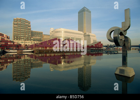 Canary Wharf und moderne Skulptur spiegelt sich im Teich, Docklands, London, England, Europa Stockfoto