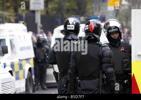 PSNI Police Service of Northern Ireland Riot Kontrollbeamten montieren bei Protest im Stadtzentrum von belfast Stockfoto