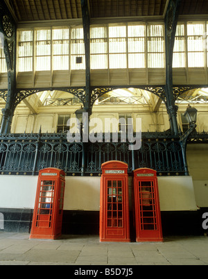 UK England London Smithfield Market seltene Kombination von K2 und K6 Telefonzellen Stockfoto