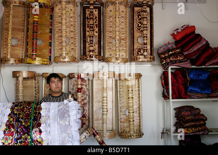 Traditionellen usbekischen hölzerne Wiege, Osh Markt, Kirgisistan Stockfoto