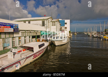 BELIZE Stadt BELIZE Wassertaxis in Belize Hafen angedockt an der Mündung des Haulover Creek Stockfoto