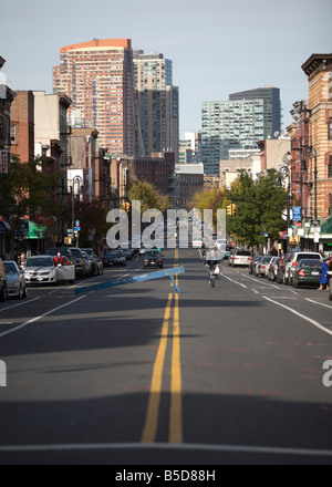 Blick nach Norden auf Manhattan Ave Greenpoint Brooklyn NY Stockfoto