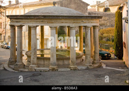 Romain Stil Lavoir in Grignan, Drome Frankreich.  blauer Himmel vertikale 81110 Grignan Stockfoto