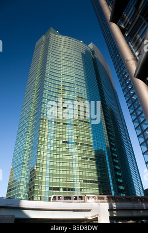 Yurikamome-Linie Zug vorbei Shiodome Stadtzentrum und eine Kante des Nippon Television Tower Minato, Tokio, Japan, Stockfoto