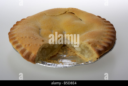 irische Bramley Apfelkuchen Kuchen in Alufolie Platte Verpackung mit Scheibe herausgenommen Stockfoto