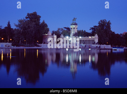 Der Retiro Park Pool. Nachtansicht. Madrid. Spanien. Stockfoto