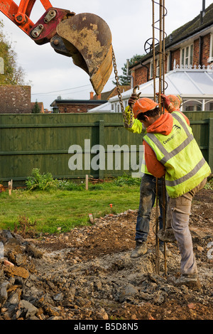 Arbeiter Betonpfähle Stahl Armierungseisen einlegen. Stockfoto