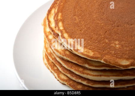 Stapel von großen amerikanischen Stil Pfannkuchen auf einem weißen Teller Stockfoto