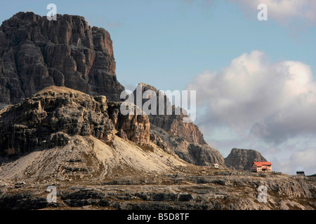 Die Alphütte Locatelli Rifugio Locatelli und die Kapelle in die Sextner Dolomiten im Nordosten Italiens Stockfoto