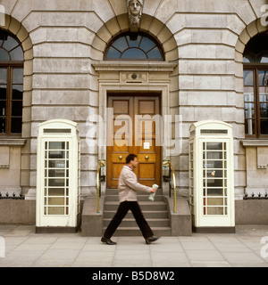 UK England Yorkshire Humberside Lowgate Hull Town Centre Creme K6 Telefonzellen außerhalb Postamt Stockfoto