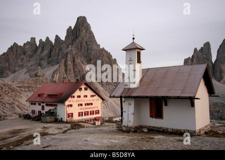 Die Alphütte Locatelli Rifugio Locatelli und die Kapelle in die Sextner Dolomiten im Nordosten Italiens Stockfoto