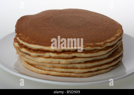Stapel von großen amerikanischen Stil Pfannkuchen auf einem weißen Teller Stockfoto