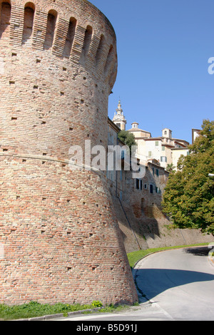 die 14. Jahrhundert historischen Mauern von der schönen Hilltown von Jesi in Le Marche, Italien sind auf römischen Fundamenten erbaut. Stockfoto