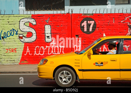 Taxi und Graffiti. Panamerican Highway, Ecuador. Stockfoto
