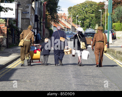 jährliche ww2 Kriegszeit Wochenende Pickering North Yorkshire, Familienwanderung Straße in Pickering Stockfoto