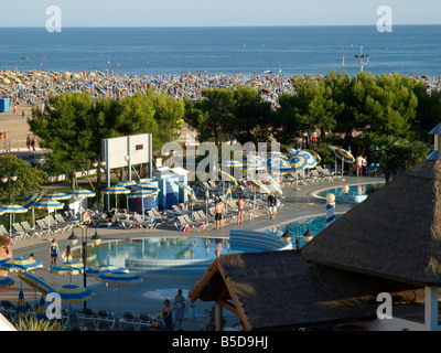 Seaside Resort sandigen Strand mit vielen Sonnenschirmen und Pool des Hotels Europa, Nord-Italien, Adria, Bibione Stockfoto