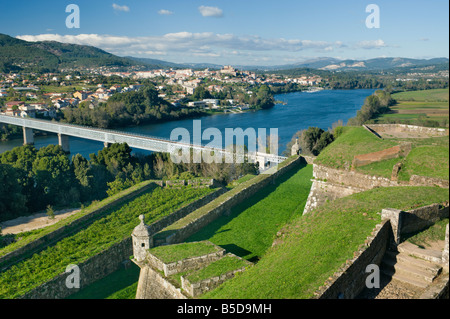 Portugal Minho, Valenca do Minho, Blick von der Pousada über Burgmauern gegenüber der spanischen Stadt Tui Stockfoto