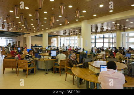 Studenten an Computer-Schreibtische in Bibliothek, neue Campus, der American University in Kairo, Ägypten Stockfoto