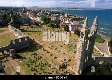 Ruinen der St. Andrews Kathedrale aus dem 14. Jahrhundert, Friedhof und Stadt, St. Andrews, Fife, Schottland, Europa Stockfoto