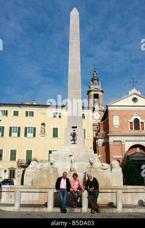 Besucher am Obelisk Löwenbrunnen im 14. Jahrhundert historischen wunderschönen ummauerten Hilltown von Jesi in Le Marche, Italien Stockfoto