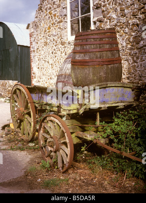 UK England Devon alte Apfelwein-Fässer und Wagen im Hof Stockfoto