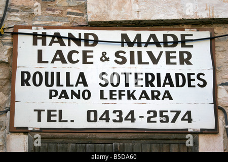 Shop anmelden in der zypriotischen Dorf Lefkara Werbung das traditionelle Kunsthandwerk der Silber und Spitze Stockfoto