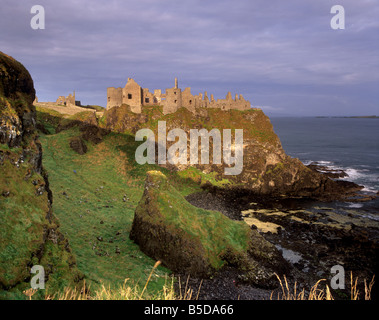 Dunluce Castle, belagert von den Briten im 16. Jahrhundert, Portrush, County Antrim, Ulster, Nordirland Stockfoto