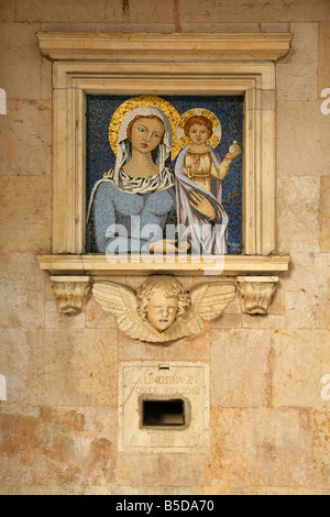 Mosaik von Madonna und Kind eingelassen Steinmauer, Pisa, Italien Stockfoto