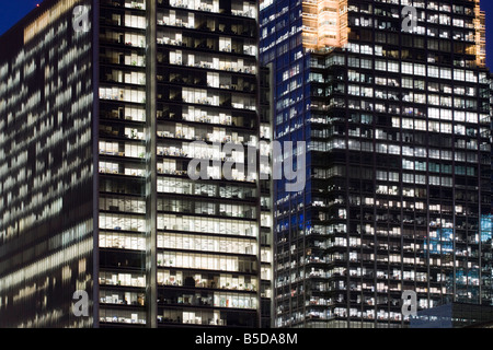 10 Upper Bank Street (links) & 25 Canada Square rechts () Canary Wharf London Stockfoto