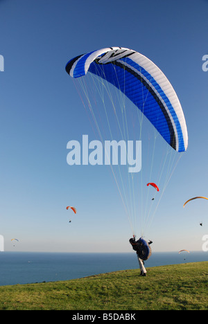 Ein Gleitschirm etwa bis zum Abflug aus einer Lage an der Küste. Stockfoto