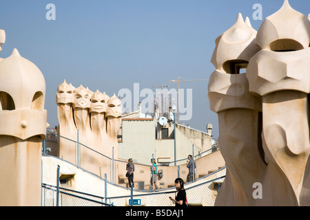 Das Wahrzeichen von Antoni Gaudi, die Schornsteine von Casa Mila La Pedrera Barcelona Katalonien Spanien Stockfoto