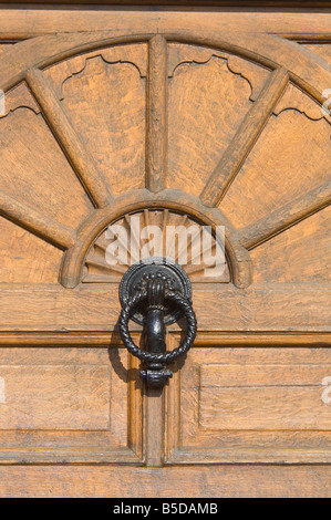 Alte geschnitzte Holztür mit Klopfer Stockfoto
