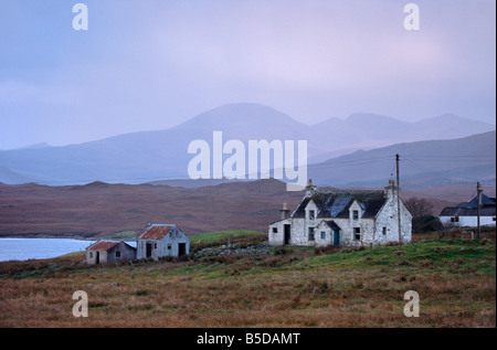 Haus in der Nähe von Achmore (Acha Mor). North Harris Hügeln in der Ferne, Isle of Lewis, äußeren Hebriden, Schottland, Europa Stockfoto