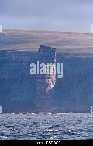 Old Man of Hoy, ein Sandstein Meer Stack 137 m hoch und stehen auf einem Basalt Basis, Insel Hoy, Orkney Islands, Schottland, Europa Stockfoto