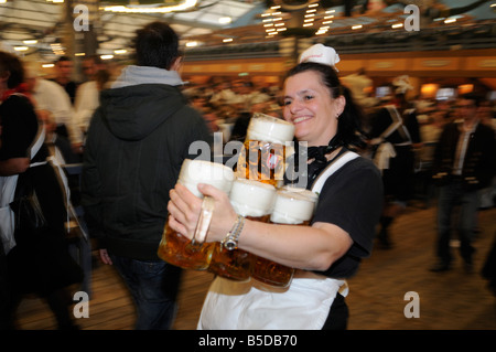 Wiesn-Kellnerin mit Bier Stockfoto