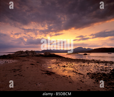 Schwarz Cullins reichen von den Ufern des Loch Eishort bei Sonnenuntergang, Isle Of Skye, innere Hebriden, Schottland, Europa Stockfoto