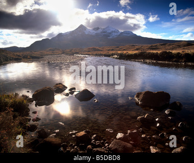 Sgurr Nan Gillean, 964m, schwarz Cullins und Fluss Allt Dearg Mor, in der Nähe von Sligachan, Isle Of Skye, innere Hebriden, Schottland Stockfoto