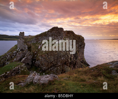 Dunscaith Burgruine (Dun Sgathaich) bei Sonnenuntergang, Westküste der Halbinsel Sleat, Isle Of Skye, innere Hebriden, ScotlandUK Stockfoto