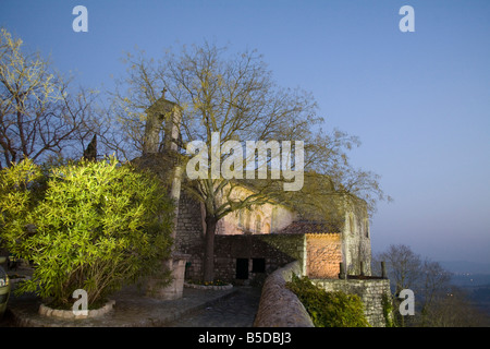 Grignan Schloss. Dämmerung der Nacht Zeit. Fluter blauer Himmel Mond Horizontal81124 Grignan Stockfoto