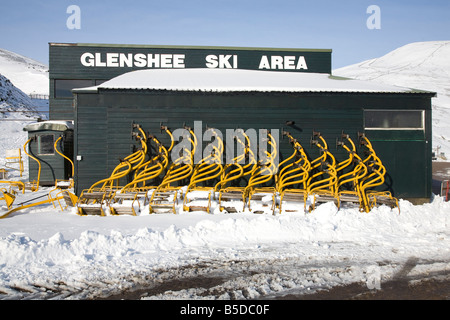 Sessellift Stühle entfernt für Service & Wartung, Glenshee Skigebiet im Winter Schnee, Cairngorms oder Cairngorm National Park, Braemar, Aberdeenshire Stockfoto