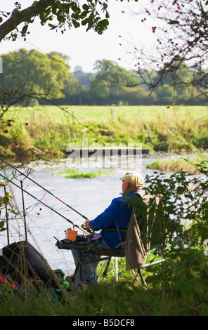 Fischer Angeln auf einem schattigen Ufer. Warmen, sonnigen Tag in Dorset. VEREINIGTES KÖNIGREICH. Stockfoto