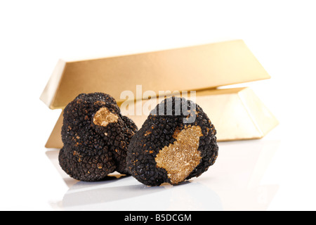 Schwarze Trüffel und Goldbarren, close-up Stockfoto