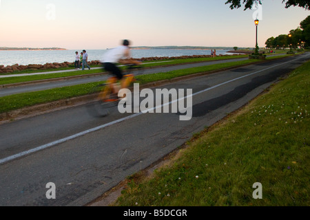 Ein Radfahrer vergrößert durch eine einzige Radweg im Victoria Park in Charlottetown, Prinz Eduard Insel Stockfoto