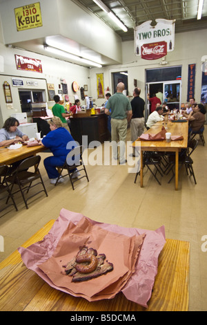 Texas Lockhart Smitty s Markt Grill geräuchertem Fleisch Restaurant Wurst Bruststück serviert auf Papier Stockfoto