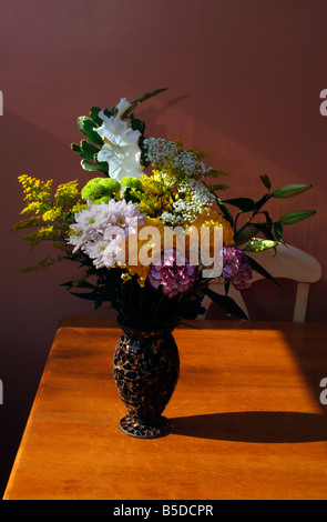 Eine Vase mit verschiedenen Blumen Stockfoto