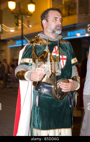 Mann männlich Person in Tracht Christian an der Fiesta der Mauren und Christen Guardamar Spanien spanische feste Stockfoto