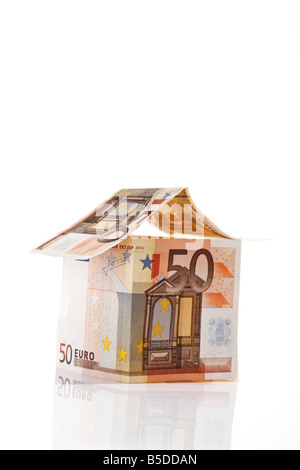 Einzelnes Haus aus Euro-Banknoten Stockfoto