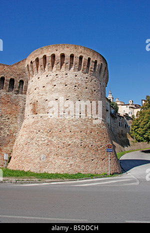 die 14. Jahrhundert historischen Mauern von der schönen Hilltown von Jesi in Le Marche, Italien sind auf römischen Fundamenten erbaut. Stockfoto